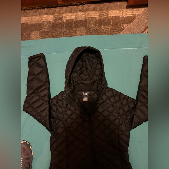 The north face women’s size medium long, puffer coat it’s black in color - Picture 5 of 8